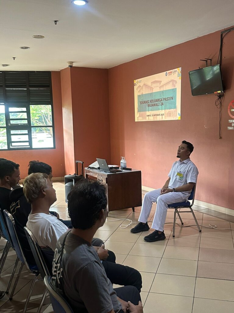 Mahasiswa Spesialis Keperawatan Medikal Bedah Unimus Semarang ketika mengajarkan demonstrasi kepada keluarga pasien/Foto:Unimus