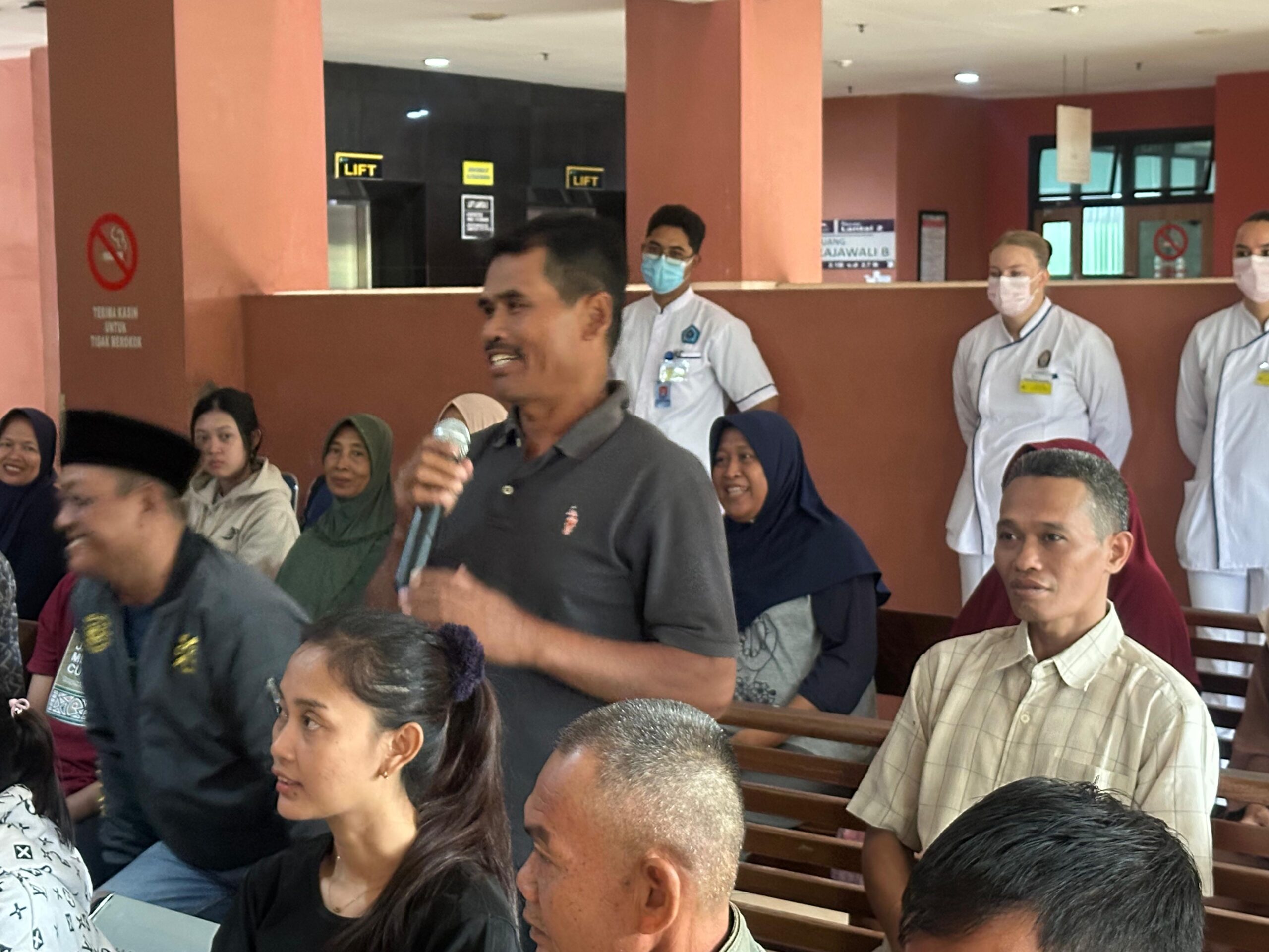 You are currently viewing Mahasiswa Spesialis Keperawatan Unimus Semarang Edukasi Keluarga Pasien di RS Kariadi: Merawat dengan Ilmu dan Empati
